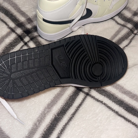WILL DO HIGHEST PRICE size 8 coconut milk jordan mids never worn at all - Picture 3 of 4